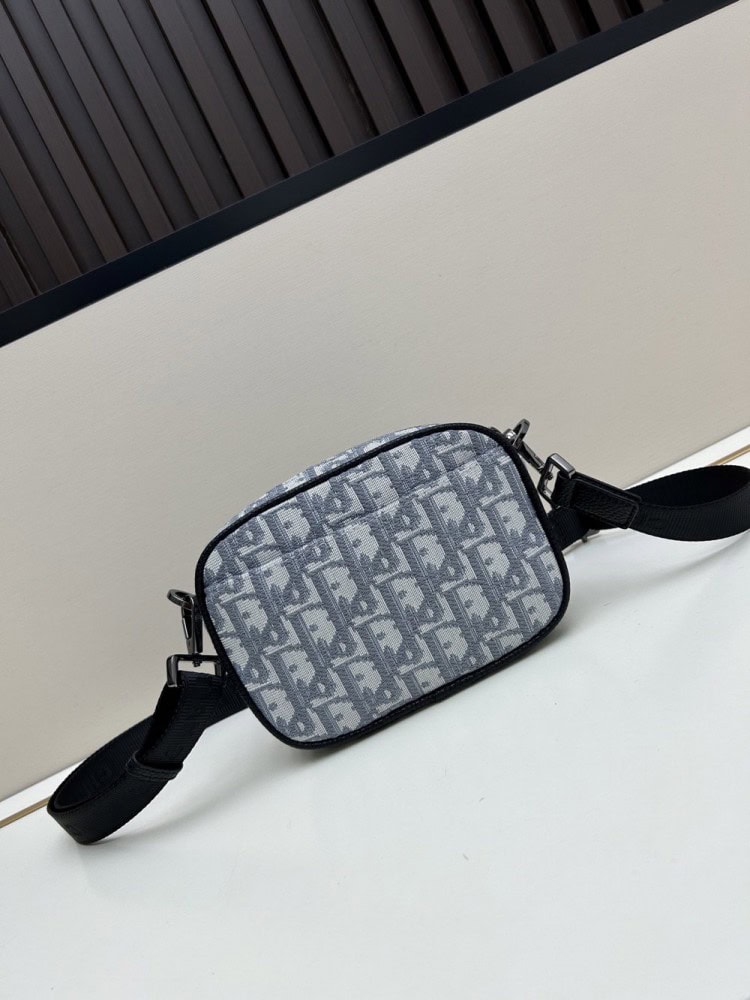 【AT11176】ディオール Dior メンズクロスボディバッグ 高級で贅沢な都市ファッション グレーのOblique刺繍生地 ミニサイズのSafariメッセンジャーバッグ | Dior