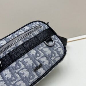 【AT11176】ディオール Dior メンズクロスボディバッグ 高級で贅沢な都市ファッション グレーのOblique刺繍生地 ミニサイズのSafariメッセンジャーバッグ | Dior