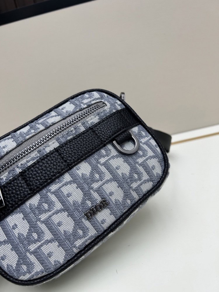 【AT11176】ディオール Dior メンズクロスボディバッグ 高級で贅沢な都市ファッション グレーのOblique刺繍生地 ミニサイズのSafariメッセンジャーバッグ | Dior