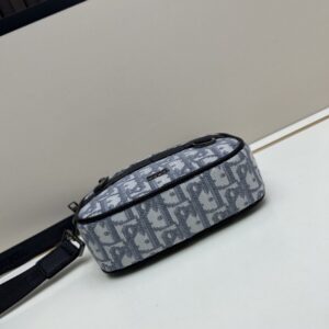 【AT11176】ディオール Dior メンズクロスボディバッグ 高級で贅沢な都市ファッション グレーのOblique刺繍生地 ミニサイズのSafariメッセンジャーバッグ | Dior