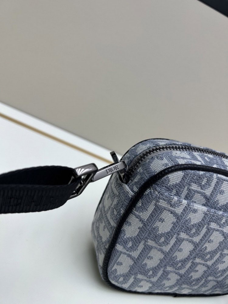 【AT11176】ディオール Dior メンズクロスボディバッグ 高級で贅沢な都市ファッション グレーのOblique刺繍生地 ミニサイズのSafariメッセンジャーバッグ | Dior