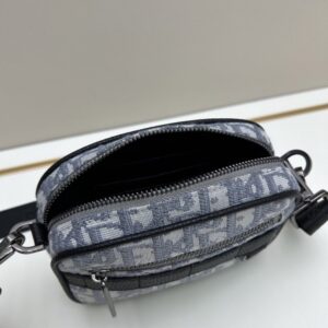 【AT11176】ディオール Dior メンズクロスボディバッグ 高級で贅沢な都市ファッション グレーのOblique刺繍生地 ミニサイズのSafariメッセンジャーバッグ | Dior