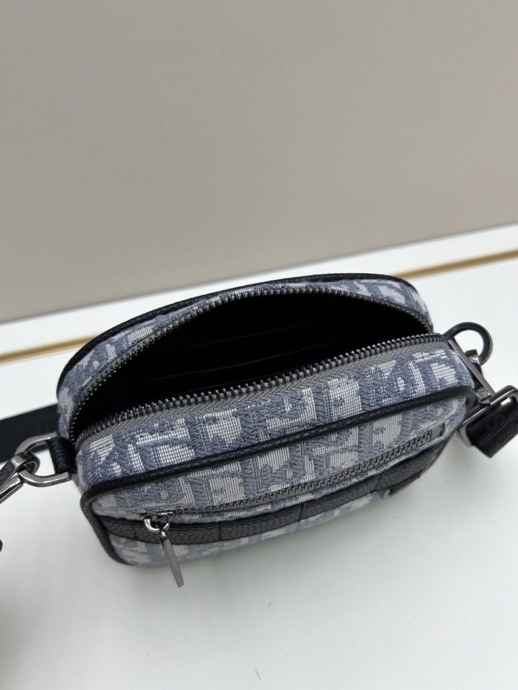 【AT11176】ディオール Dior メンズクロスボディバッグ 高級で贅沢な都市ファッション グレーのOblique刺繍生地 ミニサイズのSafariメッセンジャーバッグ | Dior