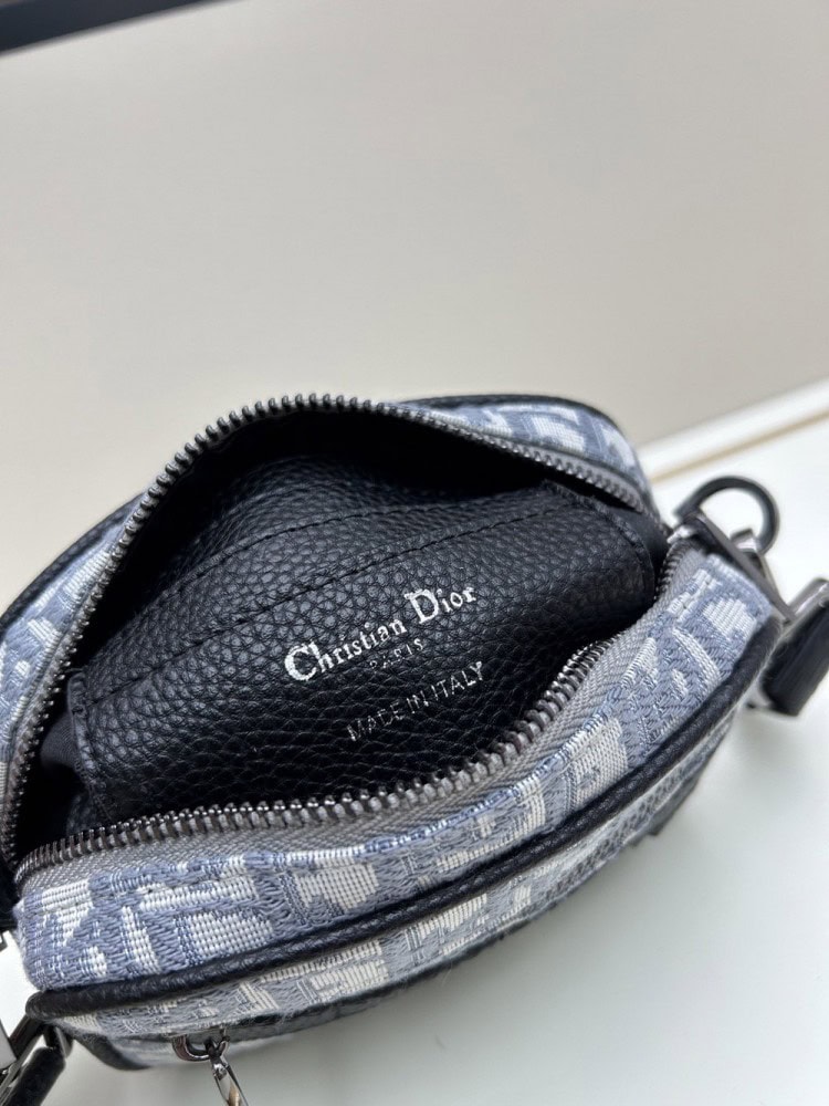 【AT11176】ディオール Dior メンズクロスボディバッグ 高級で贅沢な都市ファッション グレーのOblique刺繍生地 ミニサイズのSafariメッセンジャーバッグ | Dior