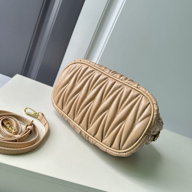 【AT11281】adelicaシリーズ：アプリコット色のプリーツトートバッグ | Miu Miu