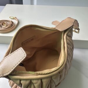 【AT11281】adelicaシリーズ：アプリコット色のプリーツトートバッグ | Miu Miu