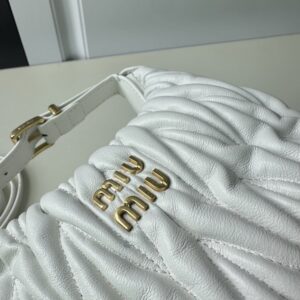 【AT11282】Miu Miu プリーツ加工レザーハンドバッグ 新鮮なエレガントさを体現する柔らかな羊革製女性用バッグ | Miu Miu