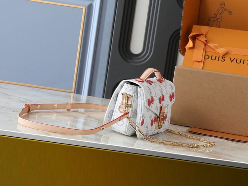 【AT11309】ルイ・ヴィトンのチェリーコレクションハンドバッグ - 芸術とファッションの完璧な融合 | Louis Vuitton