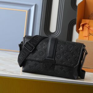 【AT11330】ヴィトンデザイナーの高級郵便袋、Taurillonレザー製、ユニークなSロック付き | Louis Vuitton Paris