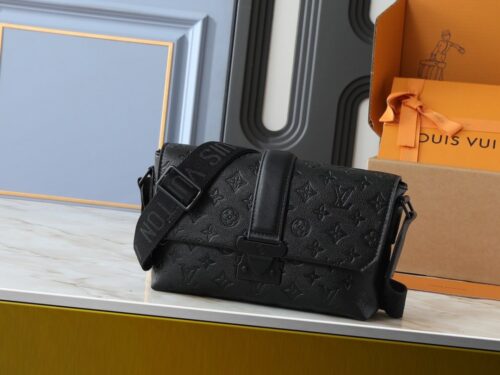 【AT11330】ヴィトンデザイナーの高級郵便袋、Taurillonレザー製、ユニークなSロック付き | Louis Vuitton Paris