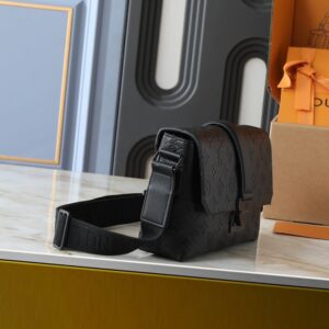 【AT11330】ヴィトンデザイナーの高級郵便袋、Taurillonレザー製、ユニークなSロック付き | Louis Vuitton Paris