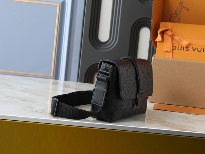 【AT11330】ヴィトンデザイナーの高級郵便袋、Taurillonレザー製、ユニークなSロック付き | Louis Vuitton Paris