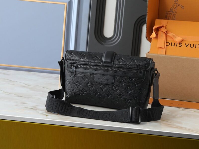【AT11330】ヴィトンデザイナーの高級郵便袋、Taurillonレザー製、ユニークなSロック付き | Louis Vuitton Paris
