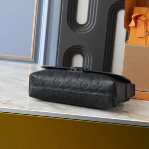 【AT11330】ヴィトンデザイナーの高級郵便袋、Taurillonレザー製、ユニークなSロック付き | Louis Vuitton Paris