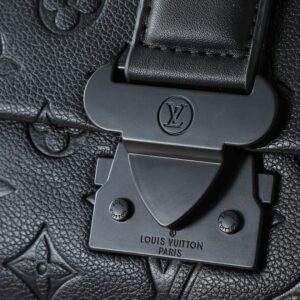 【AT11330】ヴィトンデザイナーの高級郵便袋、Taurillonレザー製、ユニークなSロック付き | Louis Vuitton Paris