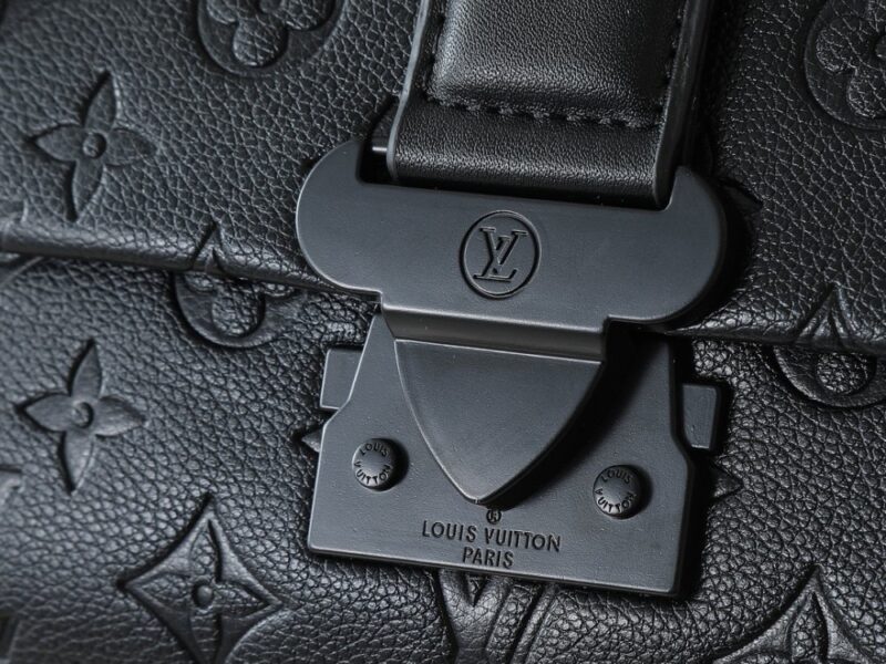 【AT11330】ヴィトンデザイナーの高級郵便袋、Taurillonレザー製、ユニークなSロック付き | Louis Vuitton Paris