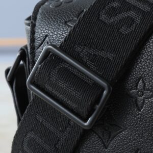 【AT11330】ヴィトンデザイナーの高級郵便袋、Taurillonレザー製、ユニークなSロック付き | Louis Vuitton Paris