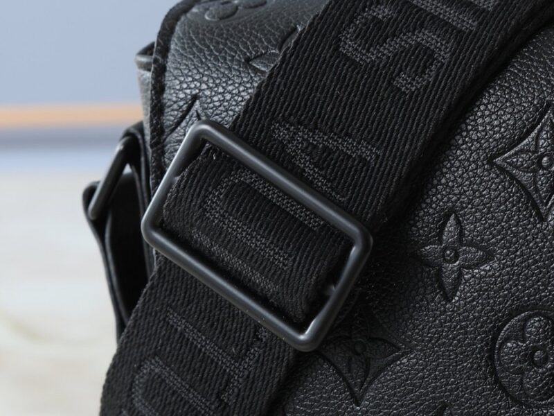 【AT11330】ヴィトンデザイナーの高級郵便袋、Taurillonレザー製、ユニークなSロック付き | Louis Vuitton Paris