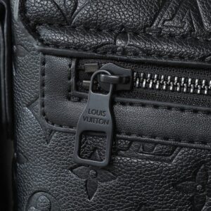【AT11330】ヴィトンデザイナーの高級郵便袋、Taurillonレザー製、ユニークなSロック付き | Louis Vuitton Paris