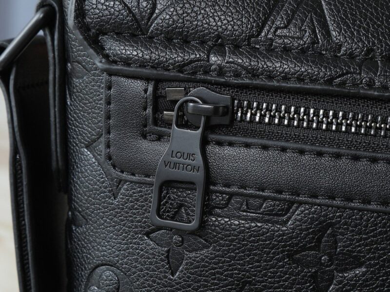 【AT11330】ヴィトンデザイナーの高級郵便袋、Taurillonレザー製、ユニークなSロック付き | Louis Vuitton Paris