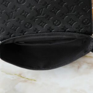【AT11330】ヴィトンデザイナーの高級郵便袋、Taurillonレザー製、ユニークなSロック付き | Louis Vuitton Paris