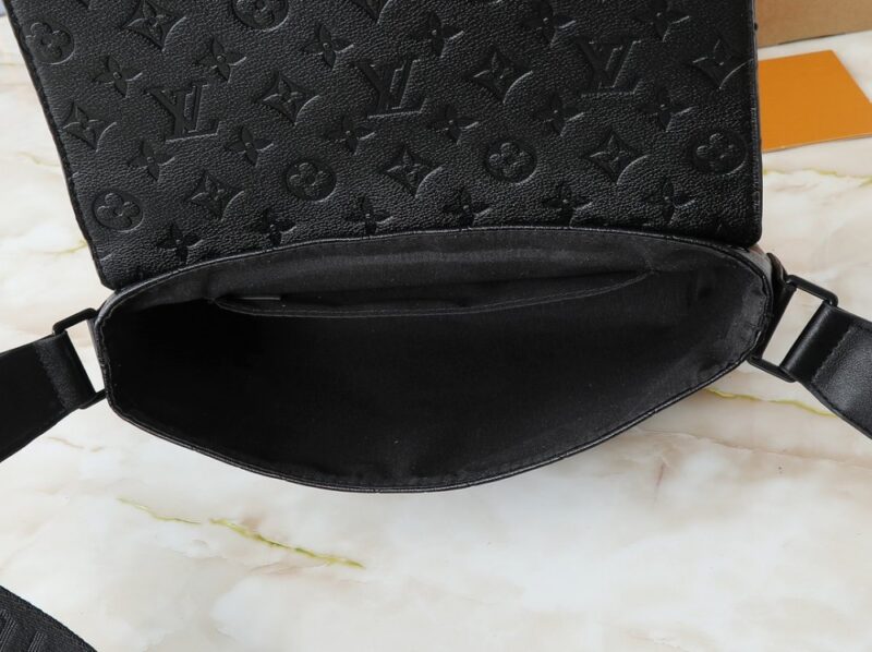 【AT11330】ヴィトンデザイナーの高級郵便袋、Taurillonレザー製、ユニークなSロック付き | Louis Vuitton Paris