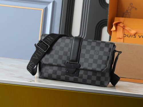 【AT11331】ルイ・ヴィトン（Louis Vuitton）のS-Cape郵便バッグ - モノグラム Taurillonレザーを使用した都会派エリート向けのオシャレなショルダーバッグ | Louis Vuitton Paris
