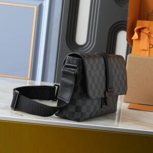 【AT11331】ルイ・ヴィトン（Louis Vuitton）のS-Cape郵便バッグ - モノグラム Taurillonレザーを使用した都会派エリート向けのオシャレなショルダーバッグ | Louis Vuitton Paris