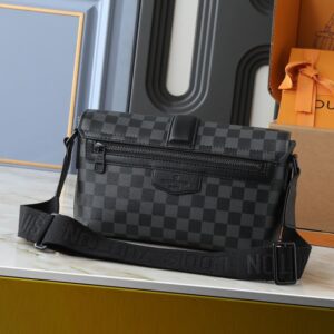 【AT11331】ルイ・ヴィトン（Louis Vuitton）のS-Cape郵便バッグ - モノグラム Taurillonレザーを使用した都会派エリート向けのオシャレなショルダーバッグ | Louis Vuitton Paris