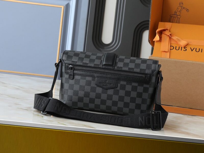 【AT11331】ルイ・ヴィトン（Louis Vuitton）のS-Cape郵便バッグ - モノグラム Taurillonレザーを使用した都会派エリート向けのオシャレなショルダーバッグ | Louis Vuitton Paris