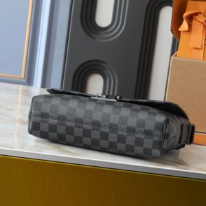 【AT11331】ルイ・ヴィトン（Louis Vuitton）のS-Cape郵便バッグ - モノグラム Taurillonレザーを使用した都会派エリート向けのオシャレなショルダーバッグ | Louis Vuitton Paris