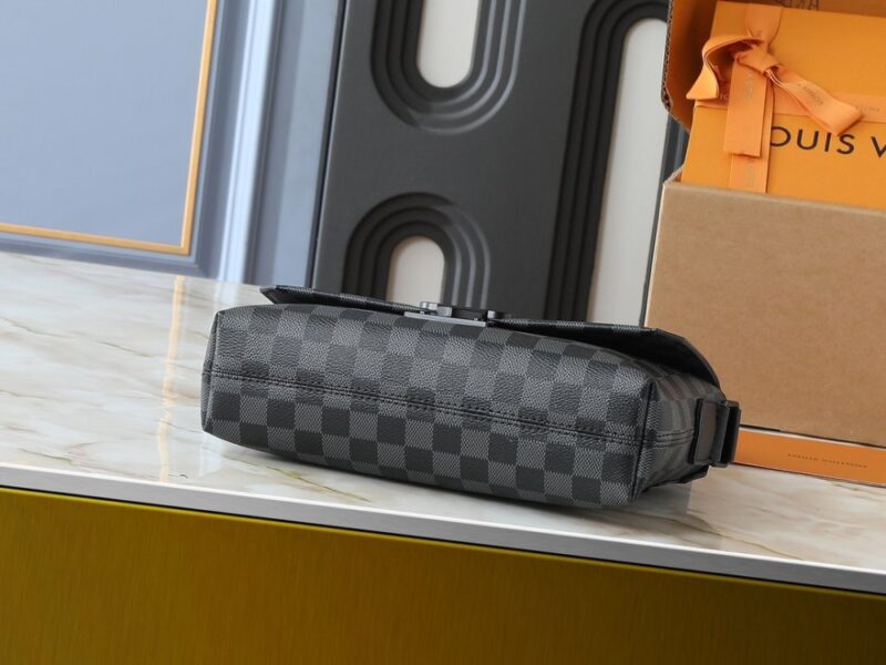 【AT11331】ルイ・ヴィトン（Louis Vuitton）のS-Cape郵便バッグ - モノグラム Taurillonレザーを使用した都会派エリート向けのオシャレなショルダーバッグ | Louis Vuitton Paris