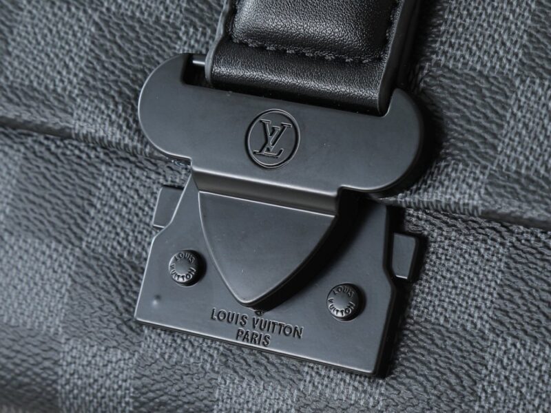 【AT11331】ルイ・ヴィトン（Louis Vuitton）のS-Cape郵便バッグ - モノグラム Taurillonレザーを使用した都会派エリート向けのオシャレなショルダーバッグ | Louis Vuitton Paris