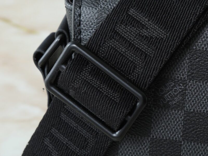 【AT11331】ルイ・ヴィトン（Louis Vuitton）のS-Cape郵便バッグ - モノグラム Taurillonレザーを使用した都会派エリート向けのオシャレなショルダーバッグ | Louis Vuitton Paris