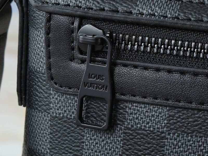 【AT11331】ルイ・ヴィトン（Louis Vuitton）のS-Cape郵便バッグ - モノグラム Taurillonレザーを使用した都会派エリート向けのオシャレなショルダーバッグ | Louis Vuitton Paris