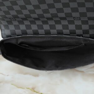 【AT11331】ルイ・ヴィトン（Louis Vuitton）のS-Cape郵便バッグ - モノグラム Taurillonレザーを使用した都会派エリート向けのオシャレなショルダーバッグ | Louis Vuitton Paris