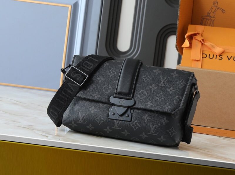 【AT11333】ルイ・ヴィトン Monogramブラックエンボス郵便バッグ - 贈り物に最適 | Louis Vuitton Paris