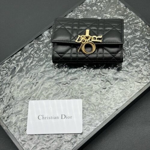 【AT11336】ディオールのクリムゾンカーフスキン折り畳み財布 - ゴージャスな女性用アクセサリー | Christian Dior