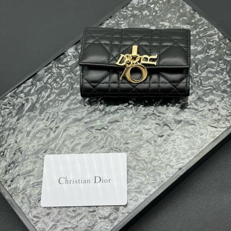 【AT11336】ディオールのクリムゾンカーフスキン折り畳み財布 - ゴージャスな女性用アクセサリー | Christian Dior