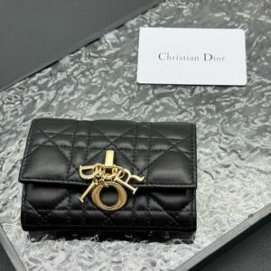 【AT11336】ディオールのクリムゾンカーフスキン折り畳み財布 - ゴージャスな女性用アクセサリー | Christian Dior