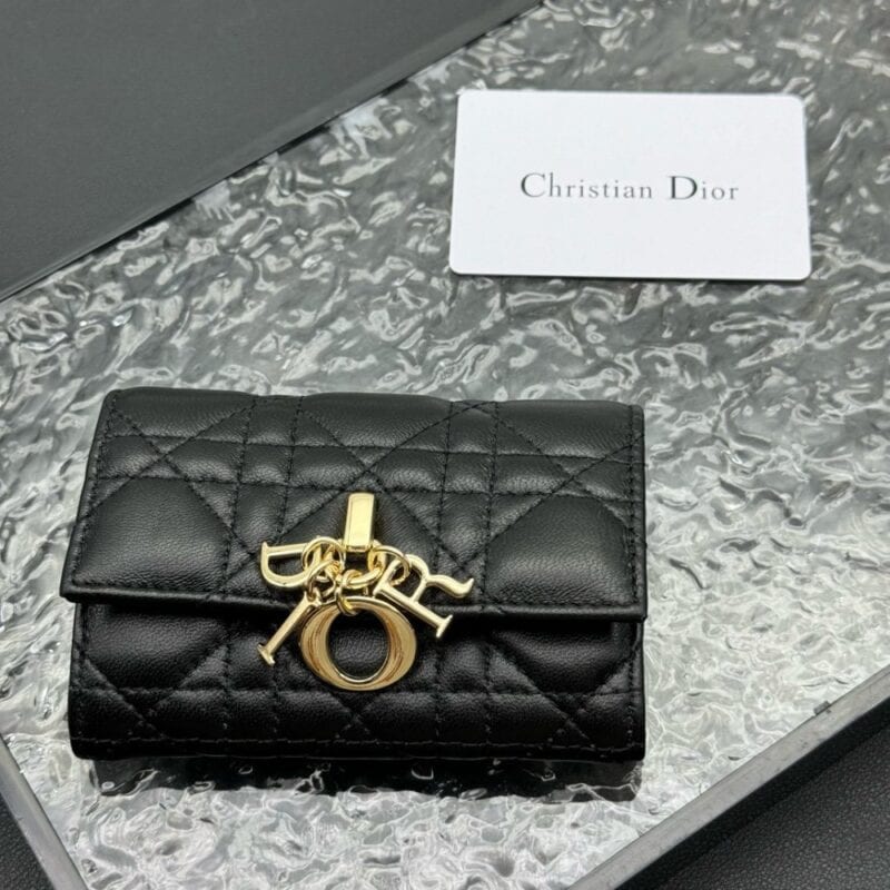 【AT11336】ディオールのクリムゾンカーフスキン折り畳み財布 - ゴージャスな女性用アクセサリー | Christian Dior
