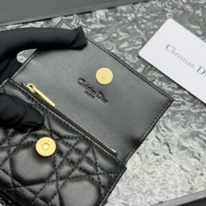 【AT11336】ディオールのクリムゾンカーフスキン折り畳み財布 - ゴージャスな女性用アクセサリー | Christian Dior