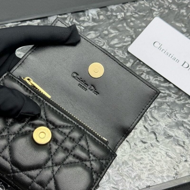 【AT11336】ディオールのクリムゾンカーフスキン折り畳み財布 - ゴージャスな女性用アクセサリー | Christian Dior
