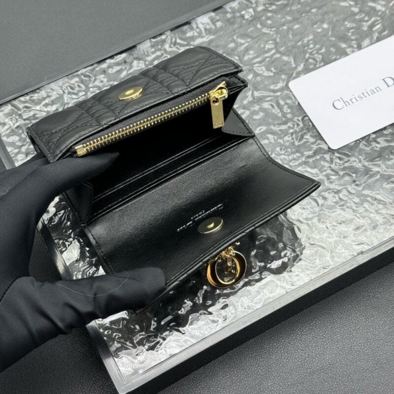 【AT11336】ディオールのクリムゾンカーフスキン折り畳み財布 - ゴージャスな女性用アクセサリー | Christian Dior