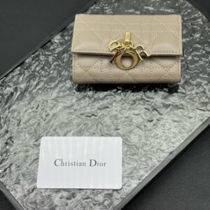 【AT11339】ディオールの羊革ウォレット：上質な金属チャーム付きのコンパクトカードスロット付きウォレット | Dior Paris