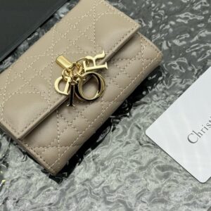 【AT11339】ディオールの羊革ウォレット：上質な金属チャーム付きのコンパクトカードスロット付きウォレット | Dior Paris