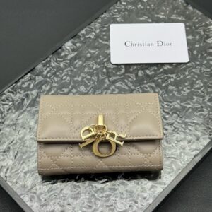 【AT11339】ディオールの羊革ウォレット：上質な金属チャーム付きのコンパクトカードスロット付きウォレット | Dior Paris