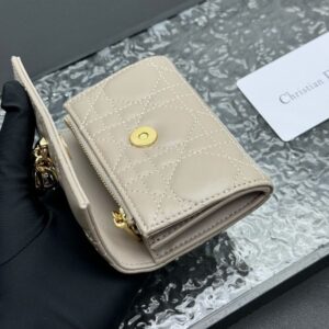 【AT11339】ディオールの羊革ウォレット：上質な金属チャーム付きのコンパクトカードスロット付きウォレット | Dior Paris