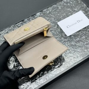 【AT11339】ディオールの羊革ウォレット：上質な金属チャーム付きのコンパクトカードスロット付きウォレット | Dior Paris