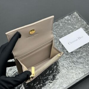 【AT11339】ディオールの羊革ウォレット：上質な金属チャーム付きのコンパクトカードスロット付きウォレット | Dior Paris